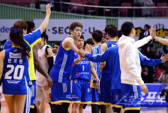 8일 잠실실내체육관에서 열린 ‘2016~2017 KCC 프로농구’ 삼성과 KGC인삼공사 경기에서 80-74 승리를 거두며 단독 선두에 오른 삼성 선수들이 하이파이브 하고 있다. 잠실 | 김종원 기자 won@donga.com