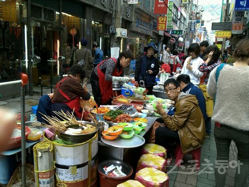 부산의 대표적인 시장 국제시장의 인기 먹거리들.스포츠동아 DB