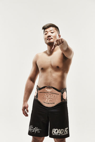 현 ROAD FC 라이트급 챔피언 권아솔. 그가 허리에 둘러찬 챔피언 벨트를 빼앗기 위해 전세계의 주먹들이 달려들었다. 예선과 16강 토너먼트 등 6경기만 이기면 챔피언 타이틀과 100만 달러의 상금을 받는다. 사진제공 l ROAD FC