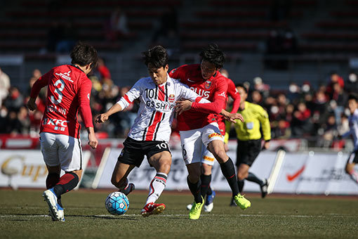 FC서울 박주영(가운데)이 12일 벌어진 우라와 레즈(일본)와의 사이타마시티컵 단판 승부에서 상대 수비 2명을 뚫고 슛을 시도하고 있다. 1월 초부터 괌∼홍콩∼일본으로 이어진 동계훈련을 소화한 서울은 12일 귀국해 남은 기간 미흡한 부분을 보완하며 완벽한 상태로 새 시즌을 맞을 요량이다. 사진제공 ｜ FC서울