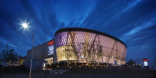 개장 140일 만에 누적방문객수 1000만명을 넘어선 스타필드 하남은 각종 재미있는 기록들을 쏟아냈다. 오픈 후 총 200만대의 차량이 주차했으며, 식음서비스 공간에서는 매일 2만인분의 음식이 만들어졌다. 사진은 스타필드 하남 외부전경.