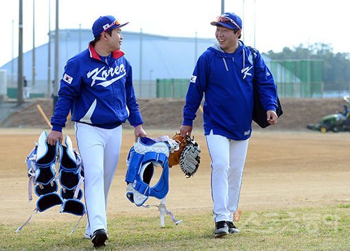 2017 월드베이스볼클래식(WBC) 한국대표팀이 15일 일본 오키나와 우루마시 구시카와 야구장에서 공식훈련을 가졌다. WBC 대표팀 불펜포수 박성큼(왼쪽)과 양희현이 훈련장으로 이동하고 있다. 오키나와 | 김민성 기자 marineboy@donga.com