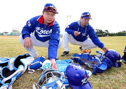 2017 월드베이스볼클래식(WBC) 한국대표팀이 15일 일본 오키나와 우루마시 구시카와 야구장에서 공식훈련을 가졌다. WBC 대표팀 불펜포수 박성큼(왼쪽)과 양희현이 포수장비를 정리하고 있다. 오키나와 | 김민성 기자 marineboy@donga.com