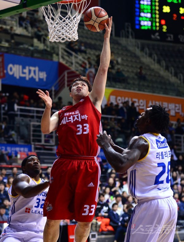 ‘이승현의 날’이었다. 33점을 홀로 책임진 이승현(가운데)을 앞세운 오리온이 15일 삼성과의 홈경기에서 96-90 승리를 거두고 선두권 싸움을 안개 속으로 몰고 갔다. 이상현이 상대 수비를 뚫고 골밑 공격을 하고 있다. 고양 | 김종원 기자 won@donga.com