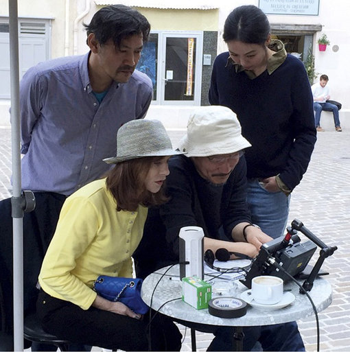 김민희와 홍상수 감독이 네 번째 호흡을 맞추고 있다. 사진은 지난해 5월 프랑스 칸에서 세 번째 영화를 촬영 중인 모습. 정진영, 김민희, 홍 감독, 프랑스 여배우 이자벨 위페르.(윗줄 왼쪽부터 시계방향으로) .사진제공|영화제작전원사
