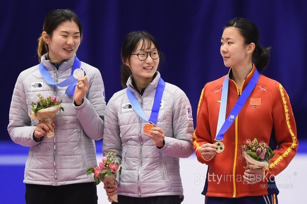 여자 쇼트트랙 1500m 금메달리스트 최민정(가운데)-은메달리스트 심석희(왼쪽). 사진=ⓒGettyimages이매진스