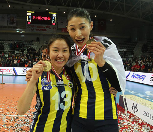 한국의 ‘배구여제’ 김연경(오른쪽)과 태국의 ‘국민세터’ 눗사라 동꼼의 맞대결이 성사를 눈앞에 두고 있다. 한국여자대표팀이 태국 원정경기를 추진 중인 것으로 알려졌다. 특히 김연경과 눗사라는 터키 페네르바체에서 한솥밥을 먹는 사이라 이번 대결에 더욱 관심이 쏠린다. 사진제공|페네르바체 페이스북