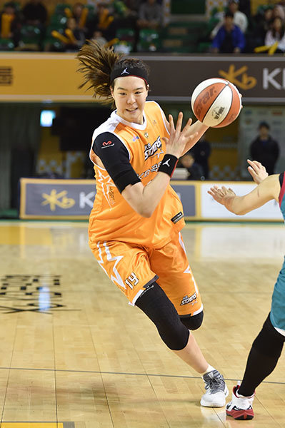 KB스타즈 박지수는 데뷔 시즌임에도 몸싸움에 대한 적극성과 마인드 컨트롤 등을 통해 프로무대에 빠르게 적응하고 있다. 신인이지만 팀의 주축으로 자리 잡았다. 사진제공 | WKBL