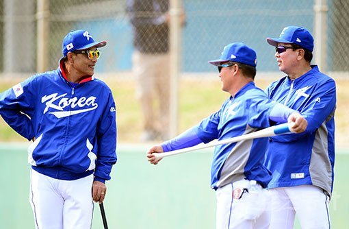 2017 월드베이스볼클래식(WBC) 한국대표팀이 15일 일본 오키나와 우루마시 구시카와 야구장에서 공식훈련을 가졌다. WBC 대표팀 송진우 코치가 김평호, 선동열 코치와 이야기를 나누고 있다. WBC 대표팀은 오는 22일까지 오키나와에서 훈련 및 연습경기를 치른뒤 23일 인천국제공항을 통해 귀국한다. 오키나와 | 김민성 기자 marineboy@donga.com