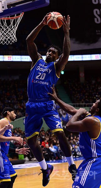리카르도 라틀리프는 삼성의 기둥이다. 그러나 삼성의 지나친 ‘외국인선수 몰아주기’로 인해 국내선수들의 경기력은 뚝 떨어졌다. 스포츠동아DB