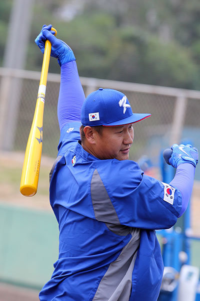 WBC 대표팀의 중심축인 이대호는 ‘조선의 4번타자’라는 별명답게 나라를 위해 뛰는 일을 마다하지 않았다. 팀은 물론 소속리그를 옮긴 이번 역시 마찬가지. 이젠 한결 편하게 태극마크를 달 때도 됐지만, 본인은 물론 후배들까지 챙겨야하는 부담감이 그를 짓누르는 눈치다. 사진제공 | KBO