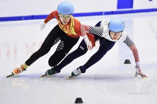 판 커신(왼쪽)의 방해를 받고 있는 심석희(오른쪽). ⓒGettyimages이매진스