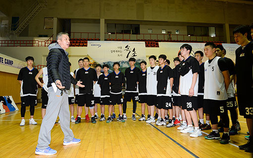 농구국가대표팀 허재 감독(왼쪽 맨 앞)은 선수시절 ‘농구대통령’으로 통했다. 그러나 속초에서 열리고 있는 ‘2017 KBL 엘리트 유스 캠프’에 참가한 중고교 유망주들은 허 감독의 선수시절 활약상을 모른다. 허 감독은 이에 개의치 않고 한국농구의 미래를 책임질 어린 선수들을 열정적으로 지도하고 있다. 사진제공 ｜ KBL