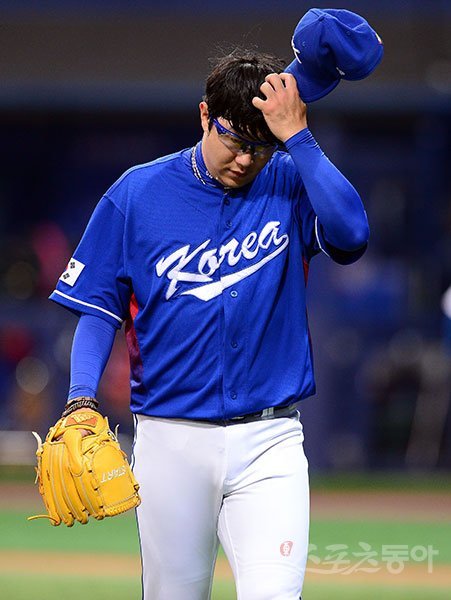 ‘2017 월드베이스볼클래식(WBC)’에 참가하는 한국 야구대표팀이 26일 고척스카이돔에서 쿠바와 2차 평가전을 가졌다. 선발 투수로 등판한 양현종이 3회말 2실점한 후 더그아웃으로 걸어가고 있다. 고척 | 김종원기자 won@donga.com