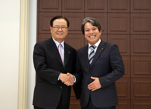 양휘부 한국프로골프협회(KPGA) 회장(왼쪽)과 배우균 카이도골프코리아 대표이사가 27일 서울 프레스센터에서 ‘카이도 시리즈’ 개최를 발표한 뒤 악수를 하고 있다. 사진제공 ｜ KPGA