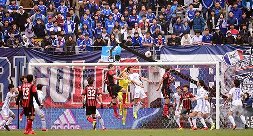 K리그를 대표하는 라이벌전인 ‘슈퍼매치’가 2017시즌 개막전부터 펼쳐졌다. 5일 서울월드컵경기장에서 벌어진 통산 80번째 슈퍼매치에서 두 팀이 1-1로 비긴 가운데 서울은 중앙수비 불안, 수원은 뒷심 부족이라는 여전한 문제점을 노출했다. 상암 ｜ 김종원 기자 won@donga.com