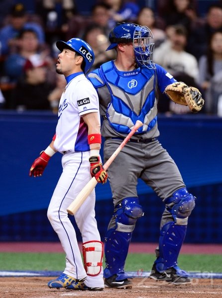 한국 WBC대표팀이 6일 고척스카이돔에서 ‘2017 월드베이스볼클래식(WBC)‘ 예선 1라운드 1차전 이스라엘과 경기를 가졌다. 5회말 무사 1,2루 이용규가 삼진 아웃되고 있다. 고척 | 김종원기자 won@donga.com