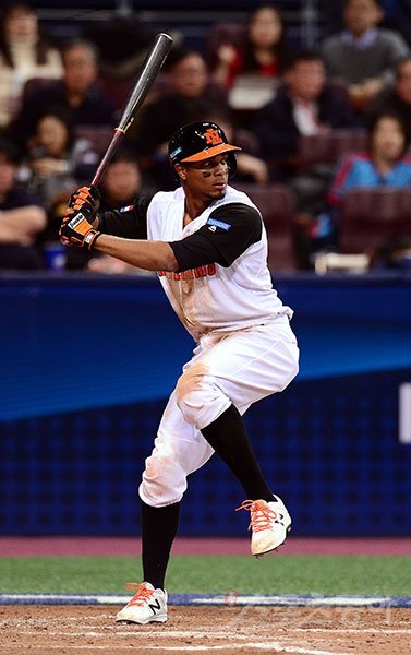 7일 한국-네덜란드전에서 오렌지 군단의 3루를 책임졌던 보가츠는 메이저리그의 떠오르는 차세대 스타다. 그러나 그의 유니폼은 이미 경기 전부터 흙먼지로 얼룩져있었다. 이름값에 안주하지 않고 낮은 자세로 경기에 임하는 네덜란드 선수단의 자세를 엿볼 수 있었다. 고척 ｜ 김종원 기자 won@donga.com