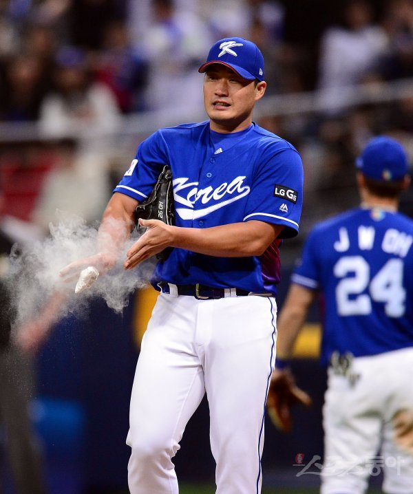 한국 WBC대표팀이 9일 고척스카이돔에서 ‘2017 월드베이스볼클래식(WBC)’ 예선 1라운드 3차전 대만과 경기를 가졌다. 9회말 무사 2루 상황에서 등판한 오승환이 로진을 바르고 있다. 고척 | 김종원기자 won@donga.com