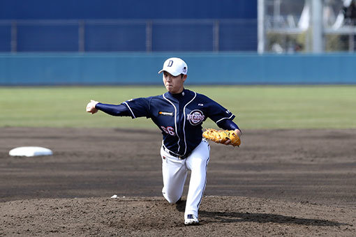 두산 고졸 신인 박치국은 사이드암 투수로 시속 140km 중반 빠른 공과 낙차 큰 커브를 선보이며 ‘판타스틱4’와 함께 선발로테이션을 이루는 두산 5선발 후보로 떠올랐다. 사진제공 ｜ 두산 베어스
