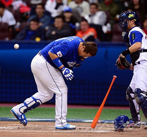 이대호는 9일 WBC 대만전에서 헬멧에 정면으로 공을 맞았다. 아찔한 순간이었다. 이대호는 그러나 KBO복귀 시즌을 완벽하게 준비하기 위해 시범경기에 정상적으로 출전하기로 했다. 고척 ｜ 김종원 기자 won@donga.com