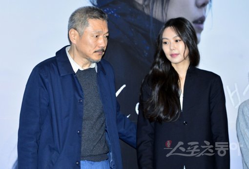 홍상수 감독(왼쪽)을 “사랑한다”고 밝힌 배우 김민희가 13일 오후 서울 건대 롯데시네마에서 열린 ‘밤의 해변에서 혼자’ 간담회에 참석했다. 이날 두 사람은 세간의 시선에 대해 “받아들여야 하는 사실을 동의할 수 없어도 존중해야 한다고 생각한다”고 밝혔다. 김진환 기자 kwangshin00@donga.com