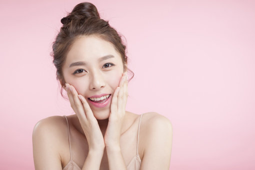 겨울에서 봄으로 넘어가는 환절기 피부관리의 화두는 바로 보습. 피부 수분을 지키면서 진정, 영양효과 등 다양한 역할을 하는 기능성 화장품들이 주목을 받고 있다. 요즘 보습을 위한 기능성 화장품들은 쌀 추출물을 활용해 수분장벽을 강화하는 제품부터 피부 탄력에 도움을 주는 콜라겐을 먹어서 보충하는 이너뷰티 용품까지 다양하게 나오고 있다.