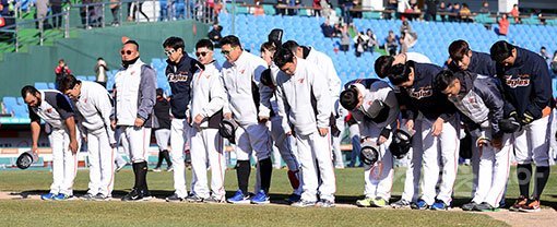 14일 대전 한화생명이글스파크에서 ‘2017 타이어뱅크 KBO 리그’ LG트윈스와 한화이글스 시범경기가 열렸다. 경기를 마친 한화 선수들이 팬들에게 인사하고 있다. 대전 | 김종원기자 won@donga.com