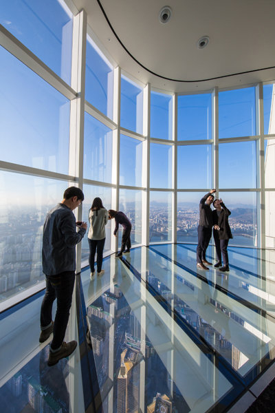 롯데월드타워의 전망대 ‘서울 스카이’가 자랑하는 투명 유리바닥의 전망공간 ‘스카이데크’. 118층 478m 높이에서 발 아래가 훤하게 보이는 전망이 매력으로 개장 이후 가장 인기가 높을 것으로 기대하는 핫 플레이스다. 사진제공｜롯데월드