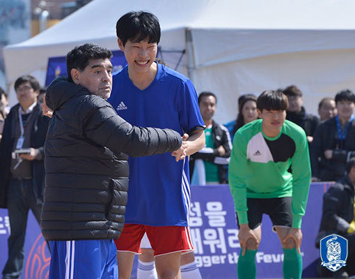 디에고 마라도나-류준열(오른쪽). 사진제공｜대한축구협회