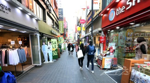 “15일부터 한국 여행상품 판매를 금지하라”는 중국정부의 조치로 한국관광산업이 직격탄을 맞았다. 중국 단체 관광객으로 북적이던 서울 명동 거리도 ‘중국의 사드 보복’ 이후 한산해졌다. 스포츠동아 DB