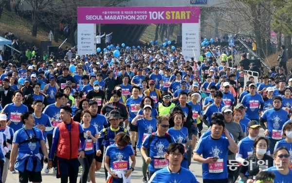 10km 참가자들이 힘차게 출발하고 있다. 사진=동아일보 특별취재팀