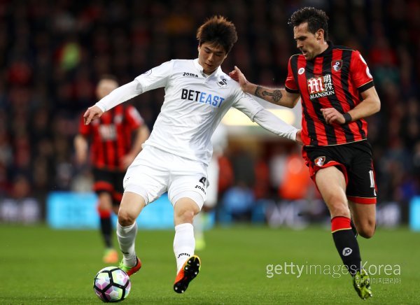 스완지시티 기성용(왼쪽)이 19일(한국시간) 바이탈리티 스타디움에서 벌어진 본머스와의 원정경기에 선발출전해 무릎 부상 이후 47일 만에 그라운드 복귀를 신고했다. 기성용은 후반 22분 교체될 때까지 패스성공률 94%를 기록하며 부상에 따른 실전감각 부족 우려를 불식시켰다. 사진=ⓒGettyimages이매진스