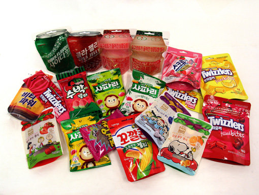 롯데제과는 최근 소비자의 니즈에 맞춰 컬래버레이션 젤리와 프리미엄 젤리를 개발하며 국내 젤리 시장을 견인하고 있다. 2017 롯데제과 젤리 제품들. 사진제공｜롯데제과