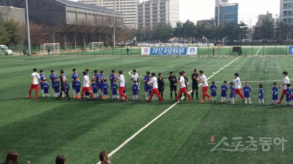 24일 경기도 수원의 아주대학교 캠퍼스에서 열린 2017 U리그 개막전에 앞서 아주대와 고려대 선수들이 악수를 나누고 있다. 수원 | 남장현 기자 yoshike3@donga.com