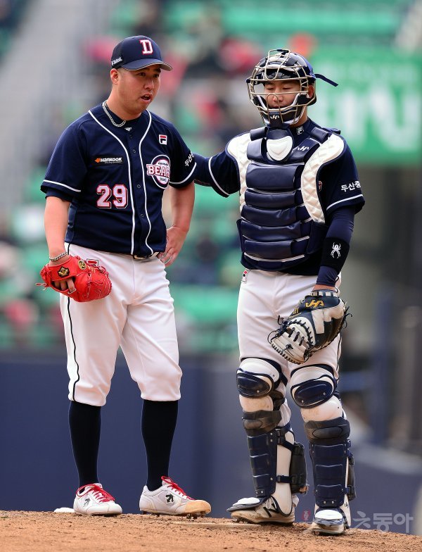 26일 서울 잠실야구장에서 ‘2017 타이어뱅크 KBO 리그’ 두산베어스와 LG트윈스 시범경기가 열렸다. 선발 투수로 등판한 두산 유희관이 5회말 1사 상황에서 교체되고 있다. 잠실 | 김종원기자 won@donga.com