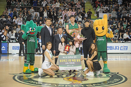 동부 김주성(뒷줄 왼쪽 3번째)은 26일 원주종합체육관에서 벌어진 SK와의 2016∼2017시즌 정규리그 최종전 1쿼터 도중 개인통산 정규리그 1만득점의 대기록을 달성했다. 김주성이 두 딸(앞줄 가운데), 동부 김영만 감독(뒷줄 왼쪽 끝), SK 김선형(뒷줄 오른쪽 끝) 등과 기념촬영을 하고 있다. 사진제공｜KBL