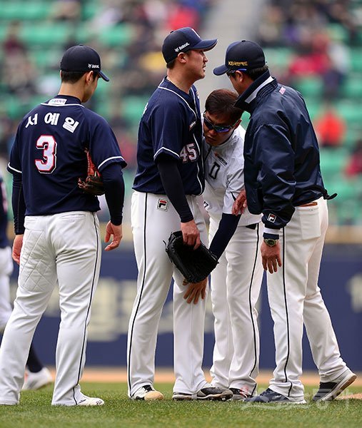 26일 서울 잠실야구장에서 ‘2017 타이어뱅크 KBO 리그’ 두산베어스와 LG트윈스 시범경기가 열렸다. 6회말 무사 1루 두산 이용찬이 LG 오지환이 타구에 다리를 맞고 교체되고 있다. 잠실 | 김종원 기자 won@donga.com