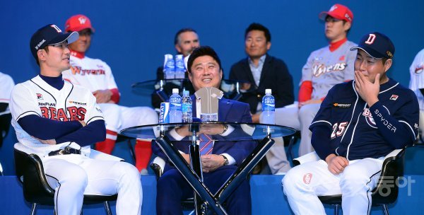 27일 서울 용산구 블루스퀘어 삼성카드홀에서 ‘2017 타이어뱅크 KBO 미디어데이 & 팬페스트’가 열렸다. 두산 김재호와 김태형 감독, 양의지(왼쪽부터)가 개막전에서 만나는 한화 김성근 감독의 멘트에 미소를 짓고 있다. 스포츠동아 김진환 기자 kwangshin00@donga.com