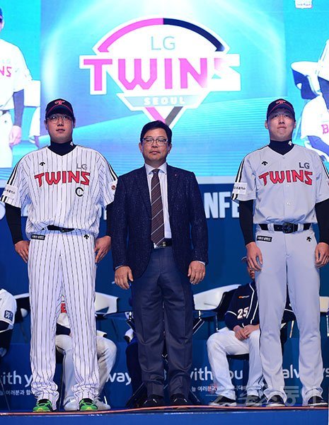 27일 서울 용산구 블루스퀘어 삼성카드홀에서 ‘2017 타이어뱅크 KBO 미디어데이 & 팬페스트‘가 열렸다. LG트윈스 류제국, 양상문 감독, 차우찬(왼쪽부터). 김진환 기자 kwangshin00@donga.com