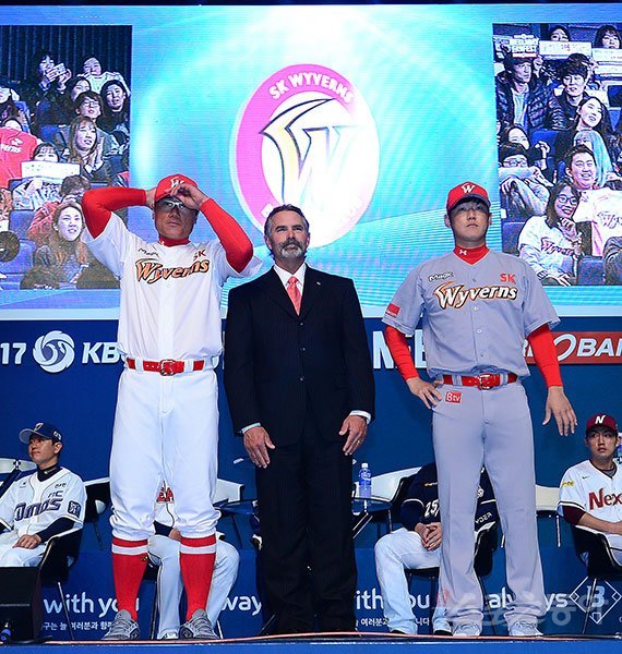 27일 서울 용산구 블루스퀘어 삼성카드홀에서 ‘2017 타이어뱅크 KBO 미디어데이 & 팬페스트‘가 열렸다. SK와이번스 박정권, 힐만 감독, 박희수(왼쪽부터). 김진환 기자 kwangshin00@donga.com