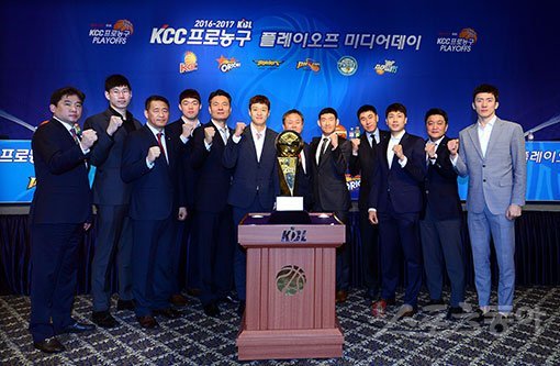 ‘2016∼2017 KCC 프로농구’ 플레이오프에 진출한 6개 팀 감독, 선수 12명이 28일 서울 서초구 더케이호텔에서 열린 미디어데이 행사를 마친 뒤 우승트로피 앞에서 선전을 다짐하고 있다. 김종원 기자 won@donga.com