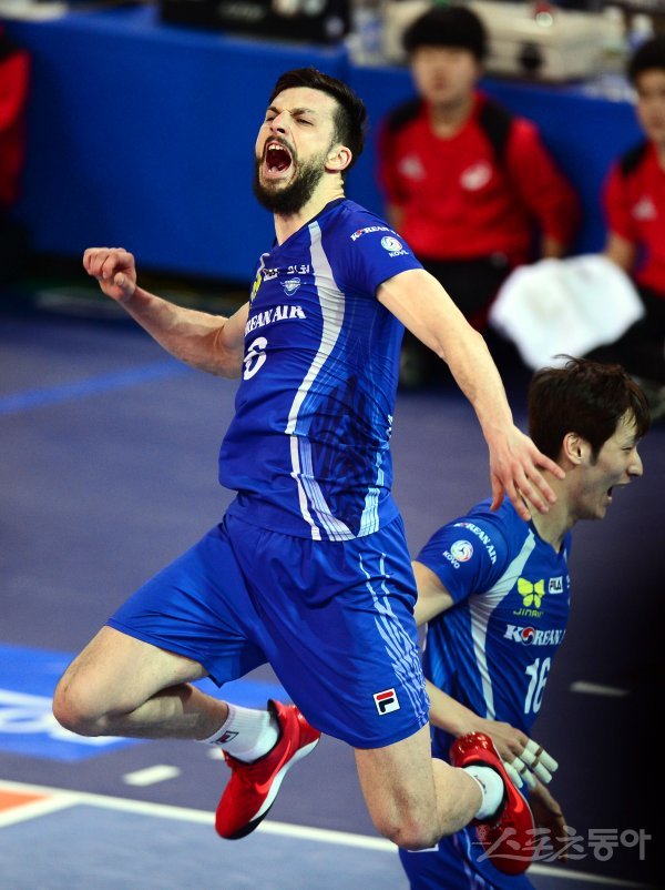 29일 천안 유관순체육관에서 '2016-2017 NH농협 V리그' 천안 현대캐피탈과 인천 대한항공의 챔피언결정전 3차전 경기가 열렸다. 대한항공 가스파리니가 득점을 성공시킨 뒤 포효하고 있다. 천안 | 김민성 기자 marineboy@donga.com