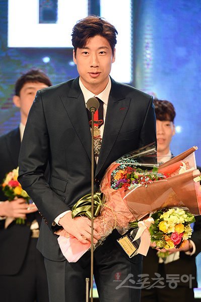 KGC 양희종이 27일 열린 ‘2016∼2017 KCC 프로농구’ 정규리그 시상식에서 수비 5걸에 뽑힌 뒤 소감을 밝히고 있다. 그는 터프한 수비로 팬들의 거센 비난도 받았지만, 수비에 특화된 장점을 이어가며 팀의 통합우승 달성에 일조하겠다는 일념이다. 김민성 기자 marineboy@donga.com