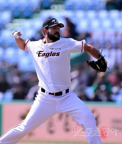 카를로스 비야누에바. 스포츠동아