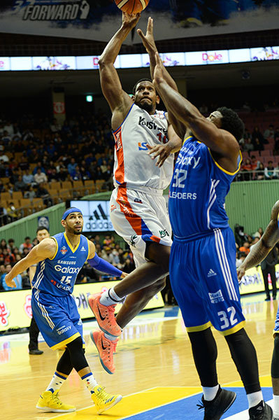 빅터 “날 막을 순 없어” 전자랜드 커스버트 빅터(가운데)가 2일 잠실체육관에서 벌어진 삼성과의 6강 PO 원정 2차전 도중 마이클 크레익(오른쪽)의 수비를 뚫고 슛을 시도하고 있다. 빅터는 16점·7리바운드로 팀 승리에 일조했다. 사진제공 | KBL