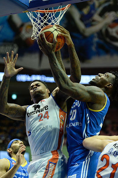 전자랜드 켈리(왼쪽). 사진제공|KBL