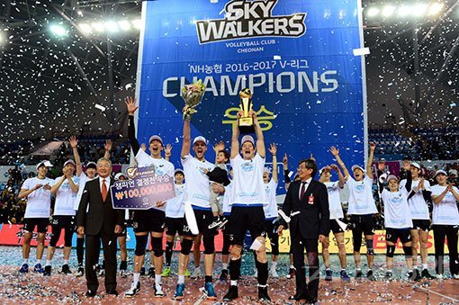 현대캐피탈의 V리그 챔프전 우승은 그야말로 기적이었다. 특급 외국인선수가 없었음에도 팀이 하나로 똘똘 뭉쳐 배구코트에 새바람을 일으켰다. 3일 우승 확정 후 환호하고 있는 현대캐피탈 선수단. 인천 | 김민성 기자 marineboy@donga.com