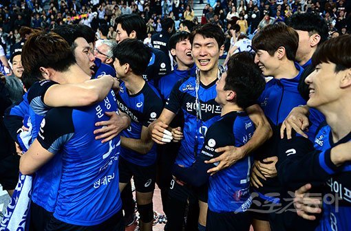 3일 인천 계양체육관에서 ‘2016-2017 NH농협 V리그‘ 인천 대한항공과 천안 현대캐피탈의 챔피언결정전 5차전 경기가 열렸다. 현대캐피탈이 대한항공을 꺾고 우승을 차지한 뒤 선수들이 코트에서 기쁨을 나누고 있다. 인천 | 김민성 기자 marineboy@donga.com