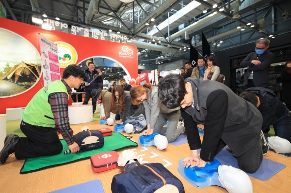 3월에 열린 2017 캠핑&피크닉페어에서 친환경 안전캠핑 홍보관 운영모습(심폐소생술 체험)